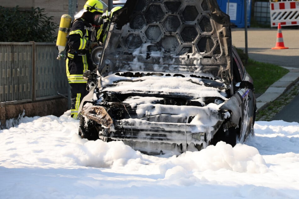 Feuerwehreinsatz im Erzgebirge: Auto fackelt komplett ab