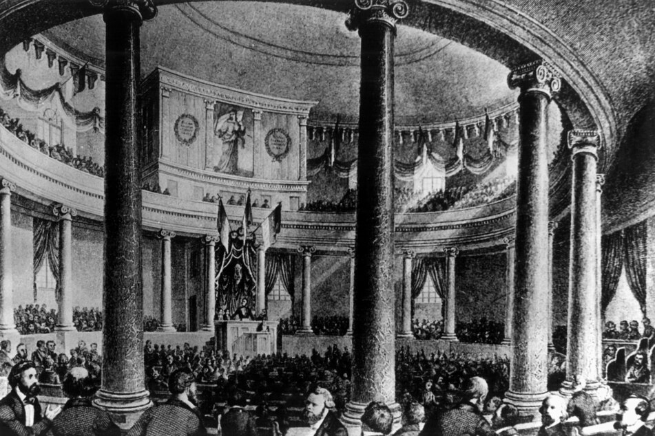 Bereits nach der ersten deutschen Nationalversammlung 1848 hatte das Parlament mit einer immer größer werdenden Zahl von Abgeordneten zu kämpfen. Seither hat sich an dem Zustand nichts geändert.