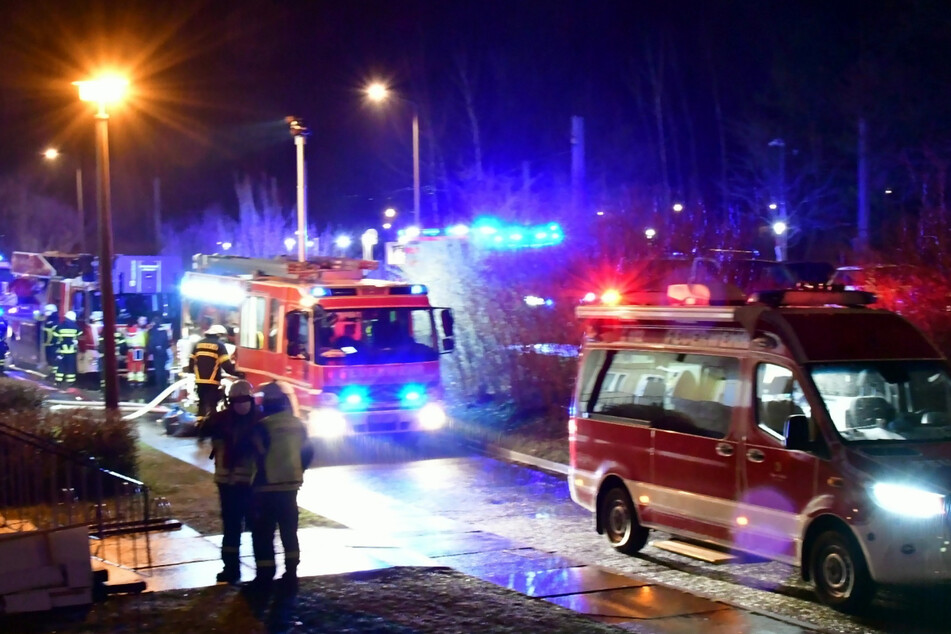 Die Feuerwehr löschte den Brand. Es kam jedoch zu einer gewaltigen Rauchentwicklung.