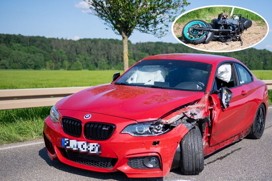 Durch den Aufprall wurde die Front des BMW erheblich beschädigt. Das Motorrad wurde durch die Luft geschleudert und landete in einem Feld.