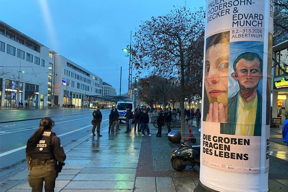 Die Polizei kontrolliert an der Wilsdruffer Straße.