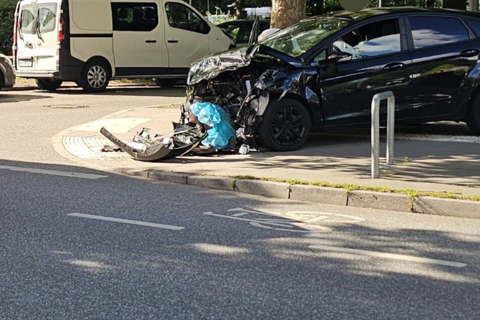 Heftiger Kreuzungs-Crash in Hamburg: Minderjährige unter den Verletzten