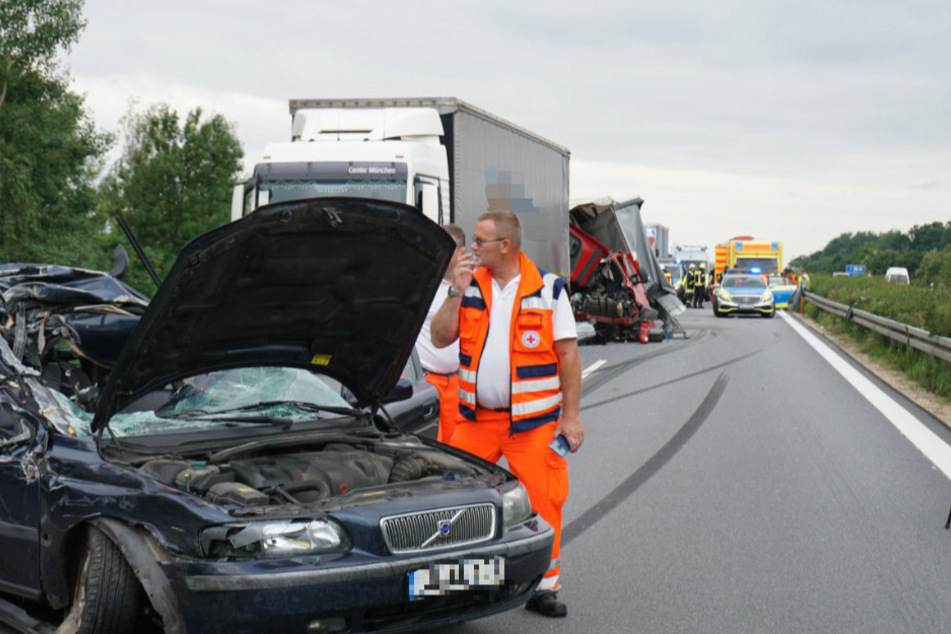 Im Vordergrund ist der demolierte Volvo der 54-Jährigen zu sehen. Danach folgt der Lkw des 47-Jährigen, anschließend der rote Kleintransporter des 62-Jährigen.