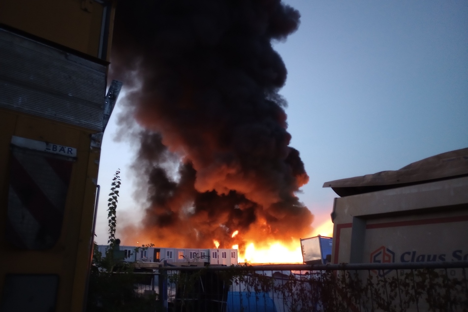 Auf einem Firmengelände an der Landgrafenstraße in Troisdorf kam es am späten Sonntagabend (10. September) zu einem Großbrand.