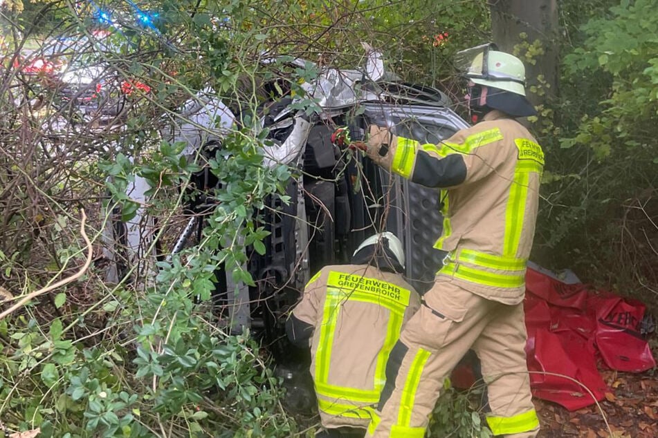 Die Feuerwehr musste den Mann mit technischem Gerät aus seinem auf der Seite liegenden Wagen befreien.