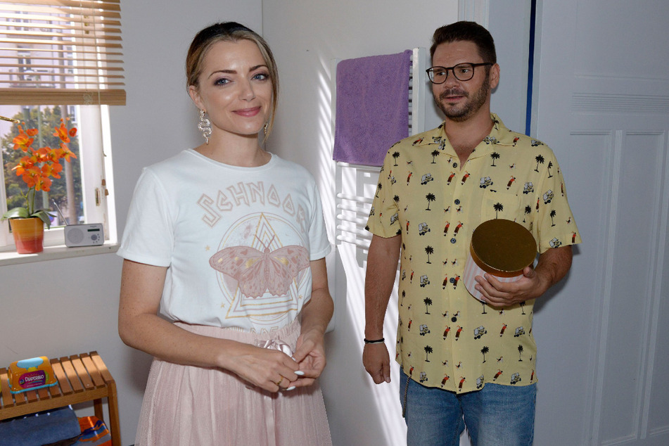 Emily (l.) ist mit Kate erstmal zu Zieh-Papa Paul nach Kanada gereist. Ihre Tochter weiß nun, dass Tuner ihr leiblicher Vater ist.