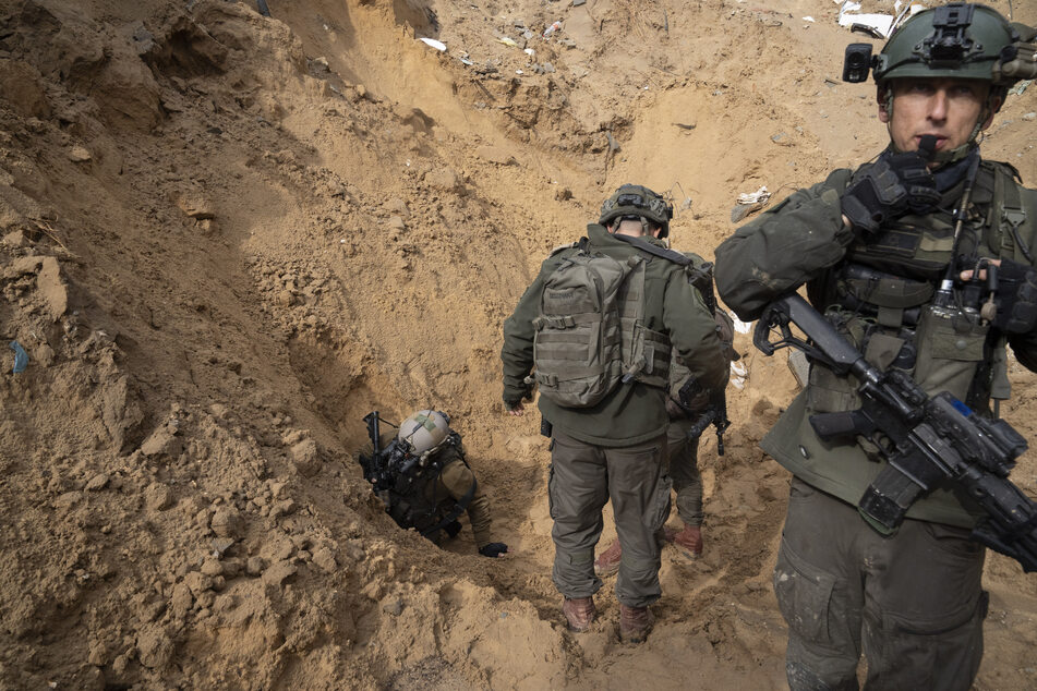Israelische Soldaten untersuchen einen Tunnel der Hamas. Den auf den Überfall der Hamas folgenden Angriff Israels auf den Gazastreifen soll Hage mit dem Vorgehen der Nazis verglichen haben.