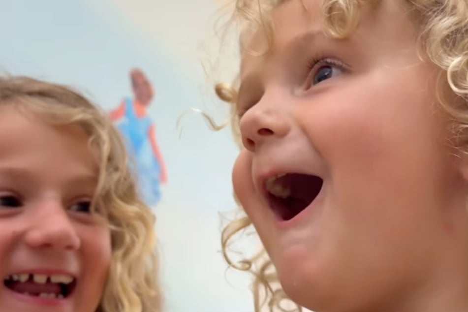 Shafer (5) fehlen die Worte, er reißt nur noch begeistert den Mund auf.