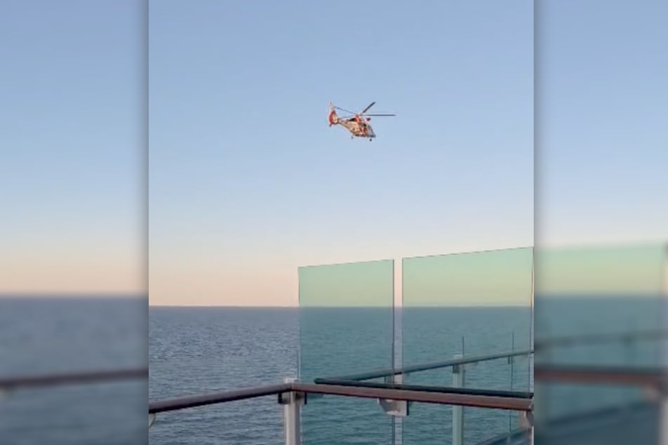 Passagiere konnten den Einsatz des Hubschraubers vom Außendeck aus verfolgen.