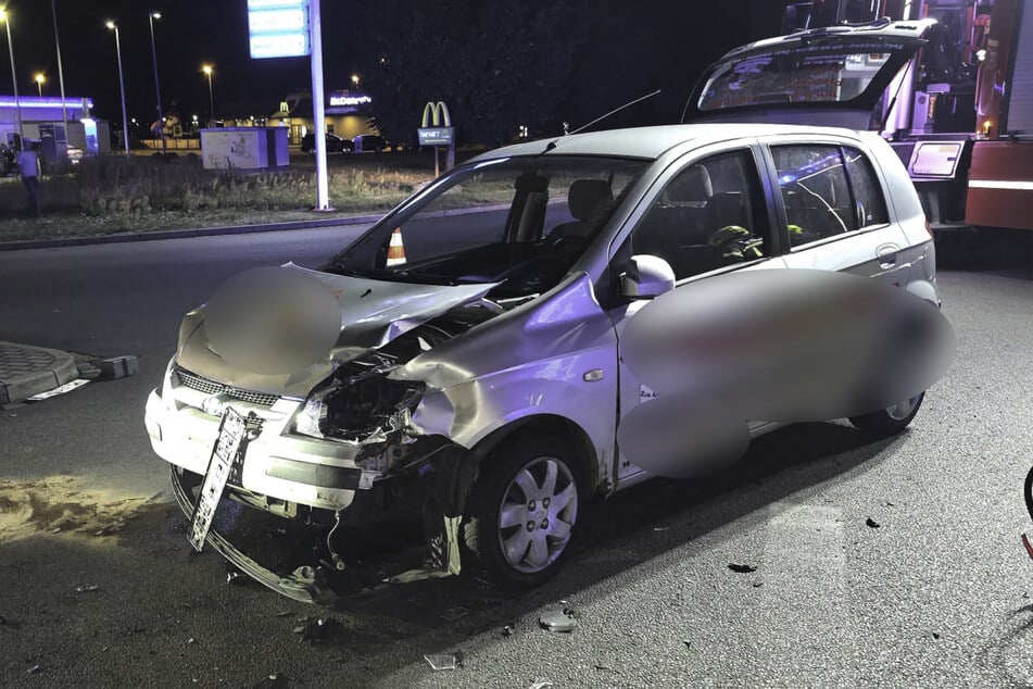 Der Ford Fiesta wollte zur Tankstelle fahren, als er mit dem Hyundai kollidierte.