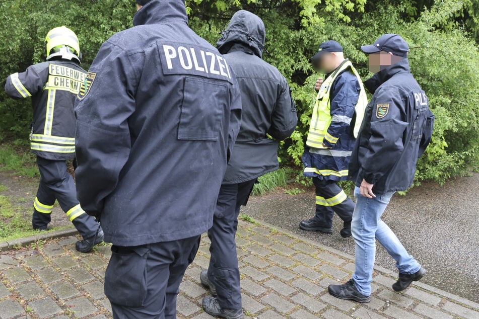 Auch am Donnerstag waren Polizei- und Feuerwehrkräfte vor Ort. Der Chemie-Fund soll beseitigt werden.