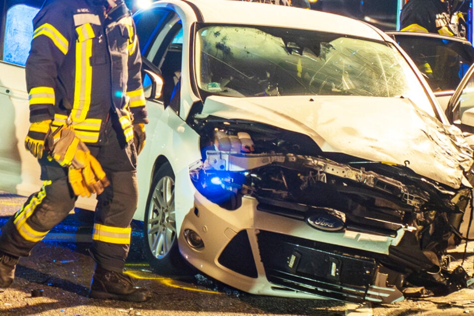 Nach einem Unfall wurde die L425 voll gesperrt, eine Frau und ein Mann wurden bei dem Crash schwer verletzt.