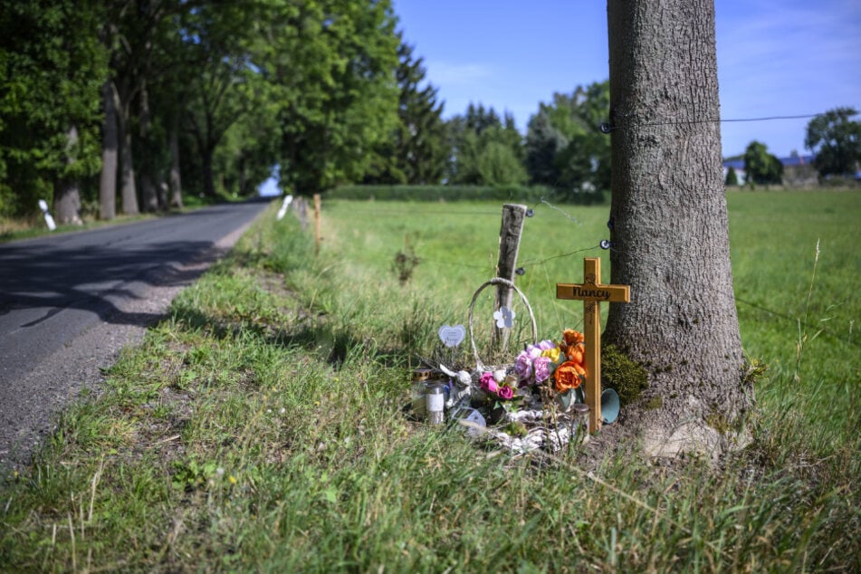An der Unfallstelle auf der Straße Münzbachtal erinnert noch heute ein Kreuz an Nancy L. (42).