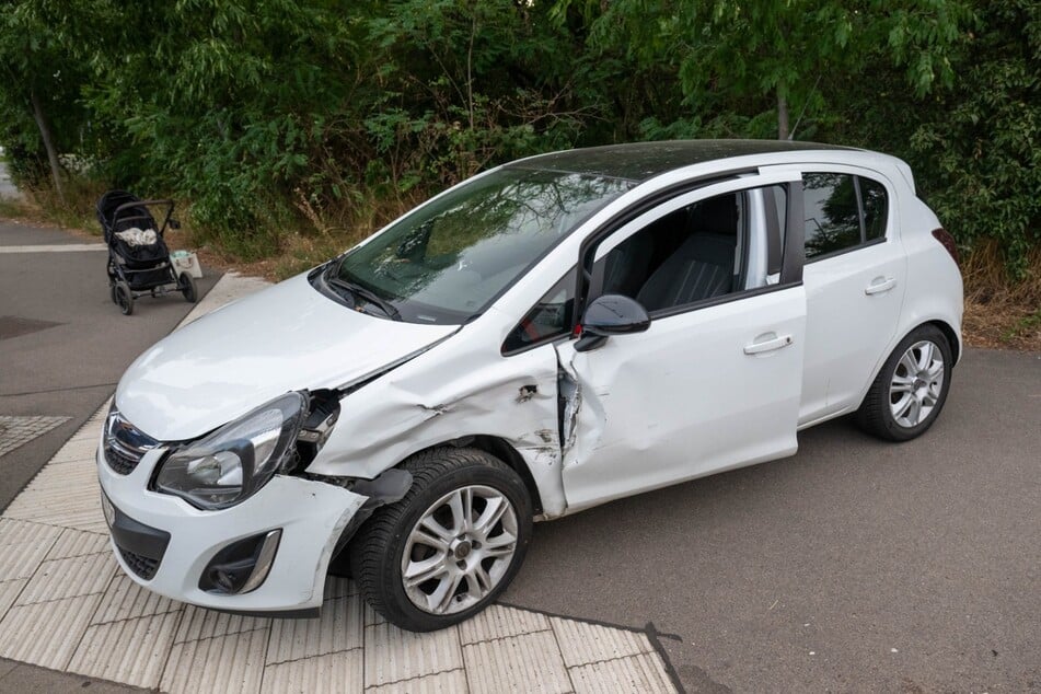 Der Opel kam auf dem Gehweg zum Stehen.