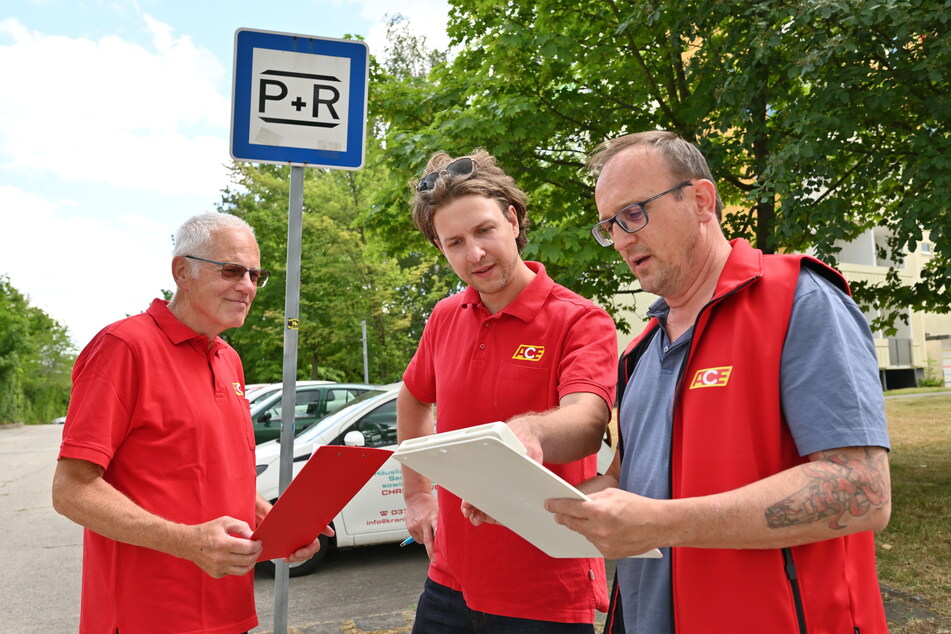 Prüfung des P+R-Parkplatzes in Hutholz (v.l.): ACE-Kreisvorstand Jan Großer (74), Regionalbeauftragter Falk Hoffmann (34) und Kreisvorsitzender Jörg Vieweg (52).