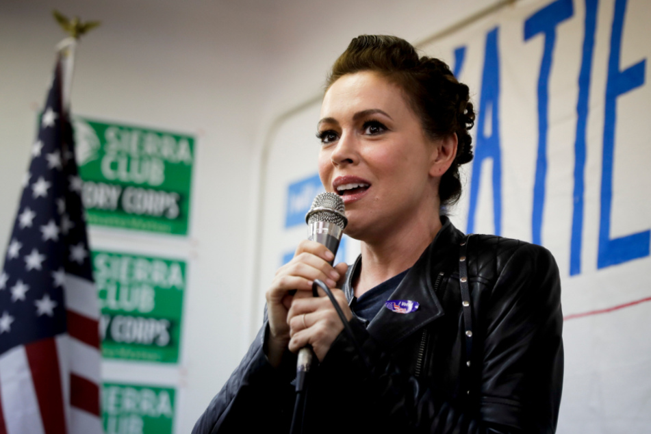 Die Schauspielerin Alyssa Milano spricht 2018 während einer Wahlkampfveranstaltung für die demokratische Kandidatin bei der Kongresswahl.