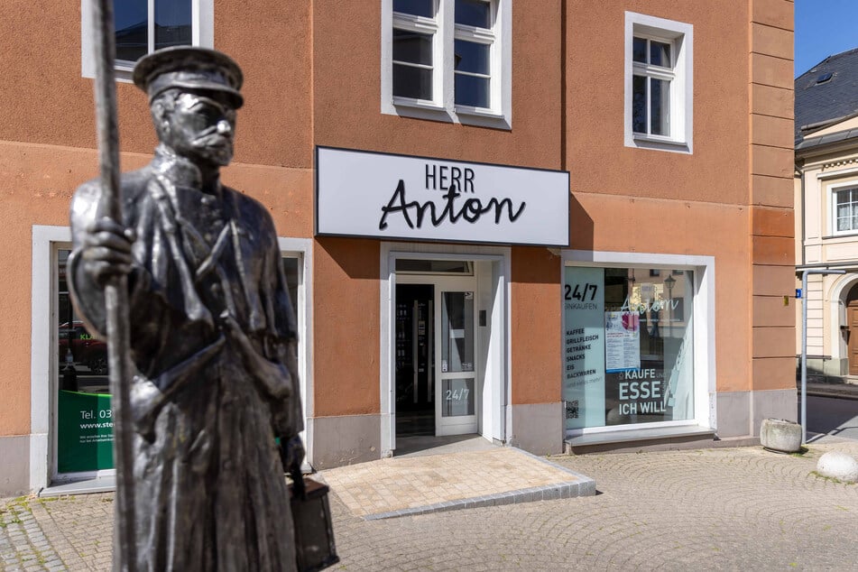 Gleich beim Zwönitzer Nachtwächterdenkmal hat "Herr Anton" seine Türen geöffnet - übrigens auch zu nächtlicher Stunde.