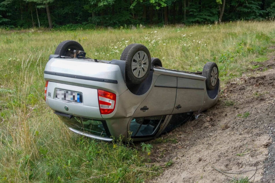 Der Skoda blieb auf dem Dach liegen, der Fahrer war im Wagen eingeklemmt.