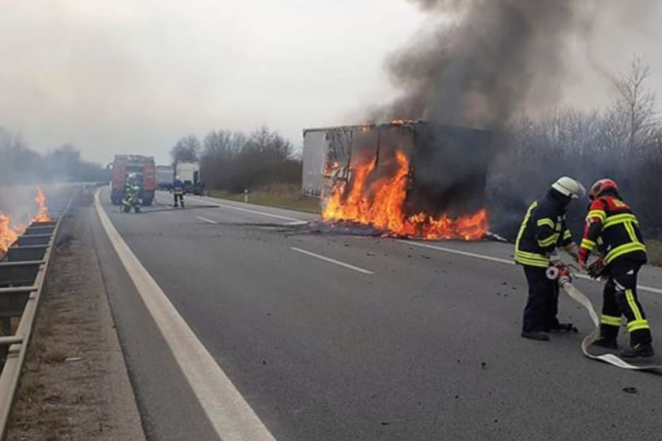 Unfall A20: Lastwagen geht in Flammen auf! Autobahn voll gesperrt