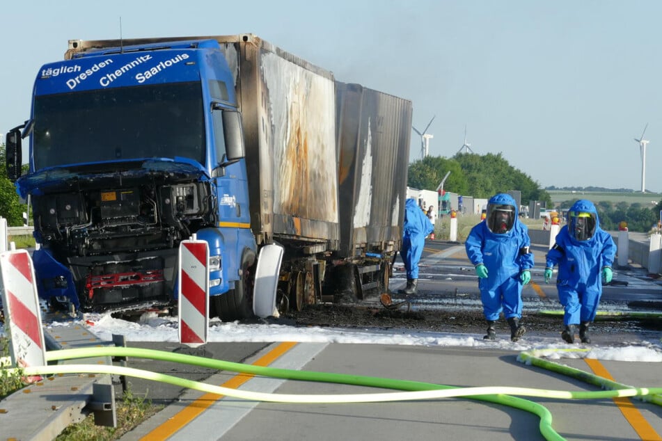 Unfall A14: Vollsperrung auf A14 wegen Gefahrgut-Einsatz: Lkw mit Säure geht in Flammen auf
