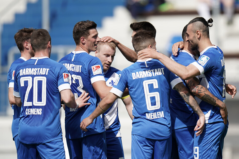 Die Spieler des SV Darmstadt 98 bejubeln den zwischenzeitlichen 2:1-Führungstreffer durch Serdar Dursun (r.) gegen den 1. FC Heidenheim.