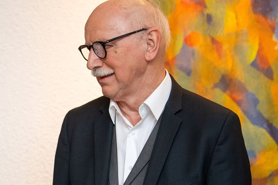 Der Moderator zog sich vor einiger Zeit aus dem Berufsleben zurück.