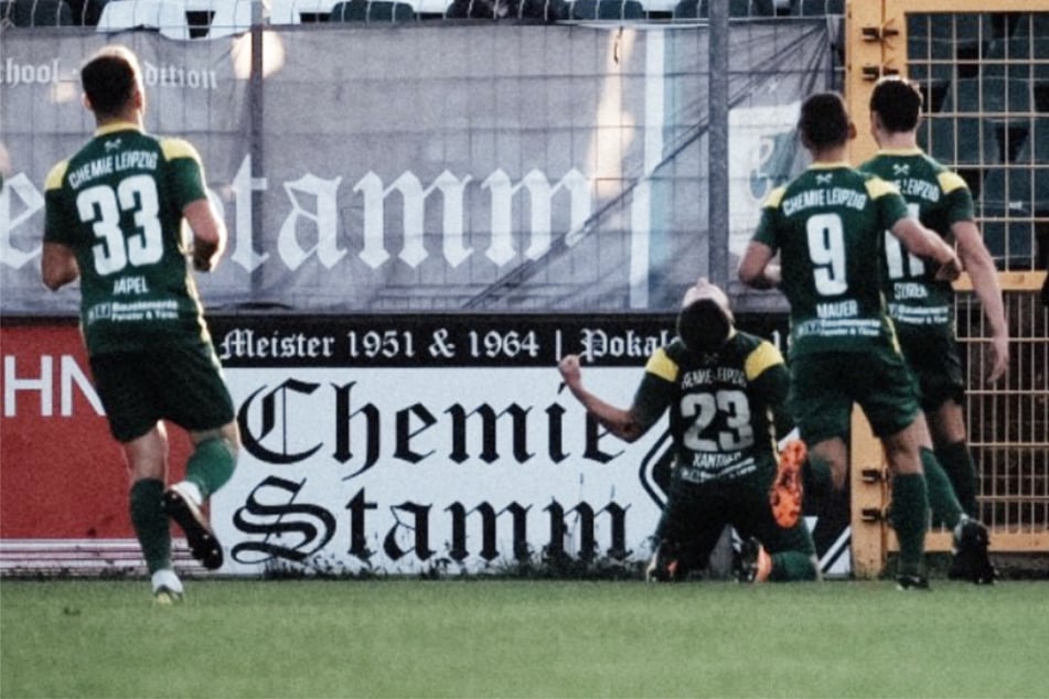 Anton Kanther (3.v.r.) brachte die BSG Chemie Leipzig mit seinem ersten Saisontor zunächst in Führung.