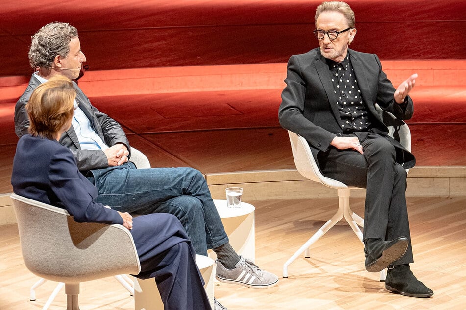 Der Musiker Marius Müller-Westernhagen (74, r.) traf sich am Donnerstag mit Bettina Böttinger (67) und Friedrich Dönhoff (56) auf der Bühne der Elbphilharmonie zum Gespräch.