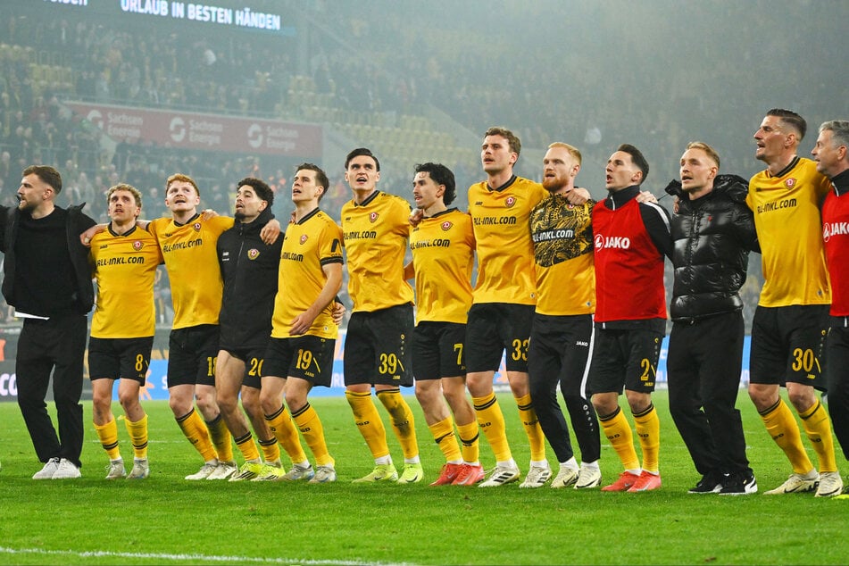 Die vergangenen Heimsiege feierten Stamm- wie Bank- und Tribünenspieler gemeinsam.