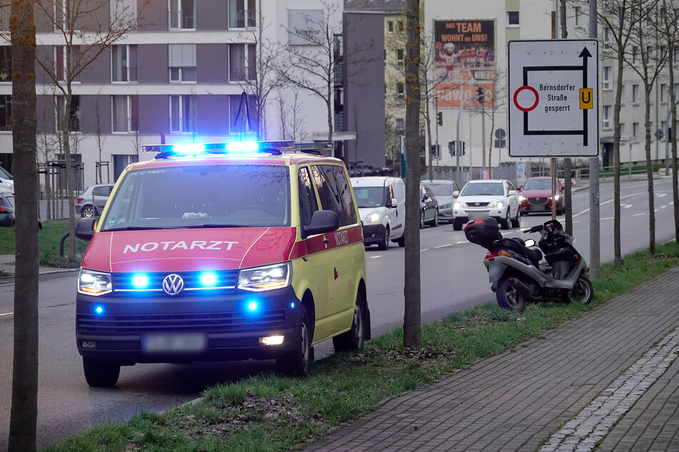 Am Montagabend stürzte ein Moped-Fahrer auf der Zschopauer Straße. Er kam schwer verletzt in ein Krankenhaus.