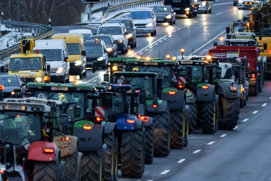 Die Demo-Veranstalter wollen in Düsseldorf mit Traktoren, Lkw und Pkw gegen die Bundespolitik demonstrieren. (Symbolbild)