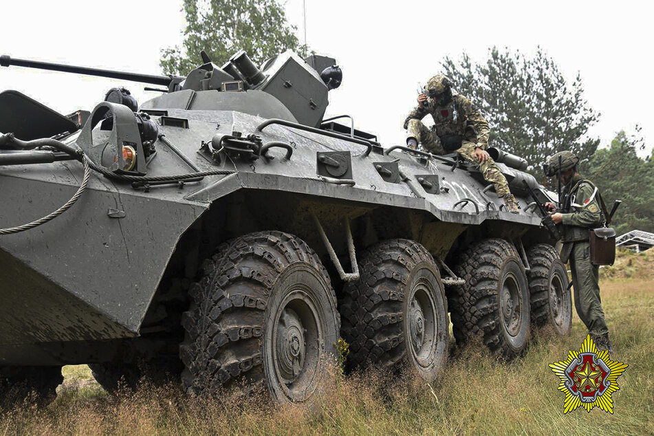 Belarussische Soldaten und Söldner des privaten Militärunternehmens Wagner nehmen derzeit an Manövern in Belarus teil.