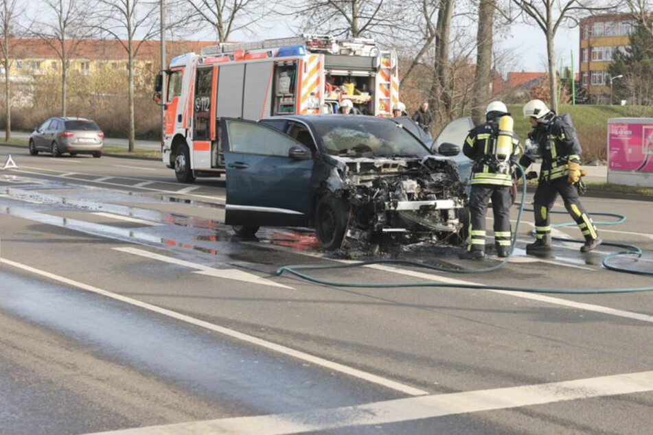 Leipzig: Peugeot geht plötzlich in Flammen auf! War es ein technischer Defekt?