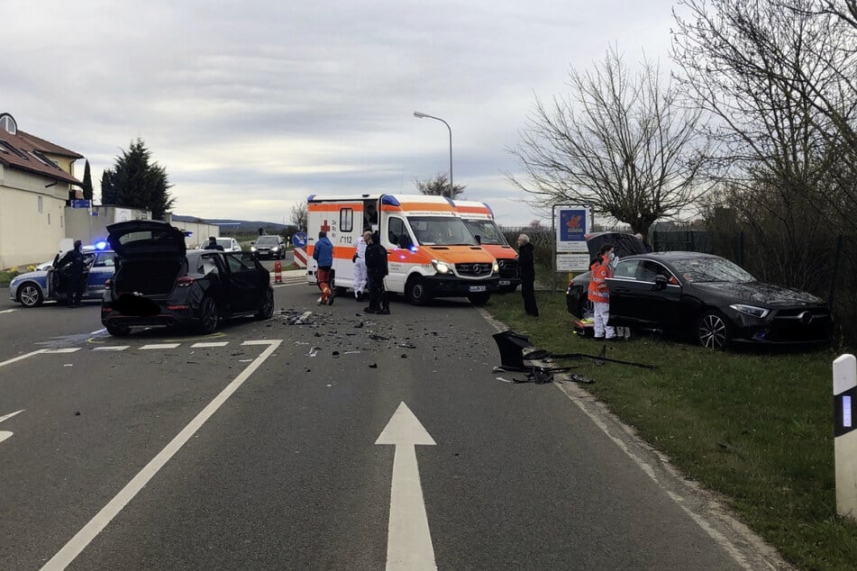 Der Fahrer des Mercedes (l.) hatte offenbar die Vorfahrt des Hyundais missachtet. Er wurde schwer verletzt in seinem Wagen eingeklemmt.
