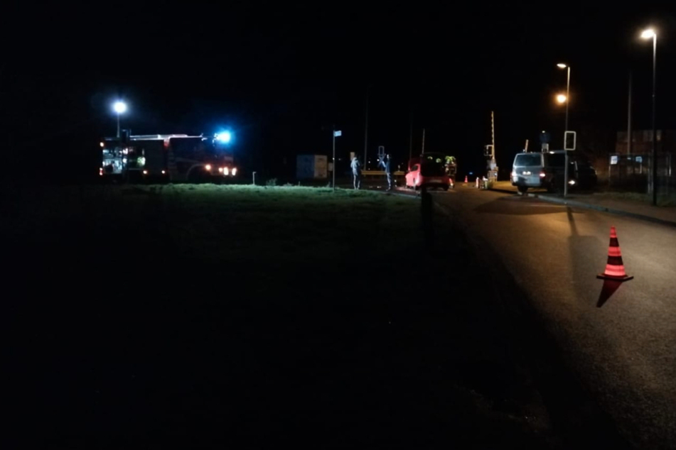 Polizei und Feuerwehr stehen am Bahnübergang zwischen Heldrungen und Oldisleben.