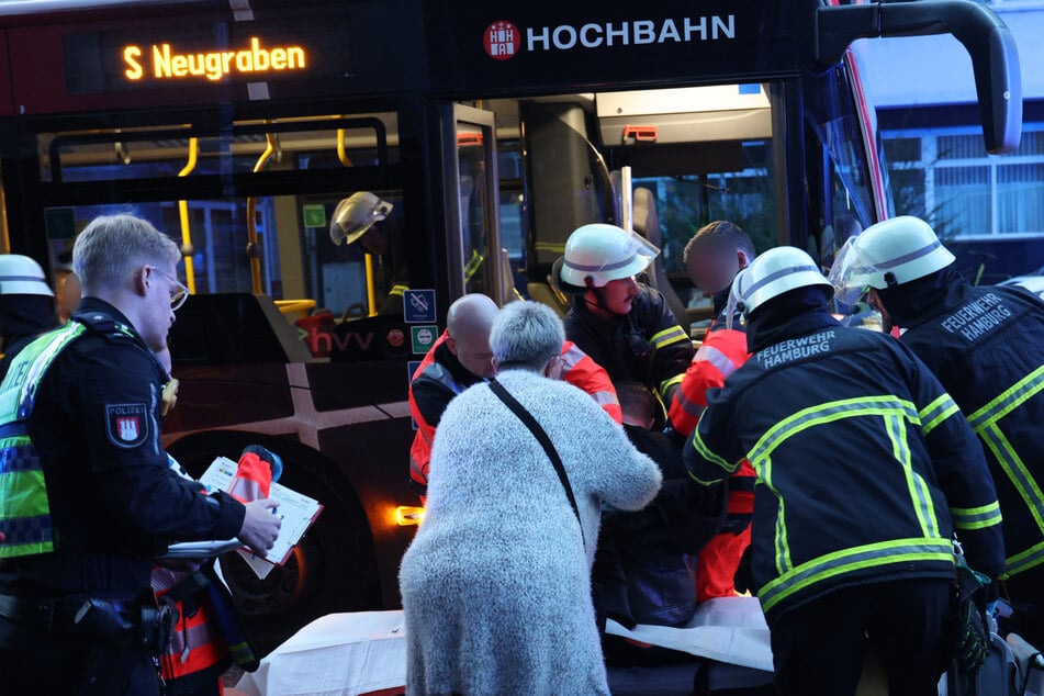 Linienbus bremst plötzlich stark ab: Mehrere Fahrgäste verletzt