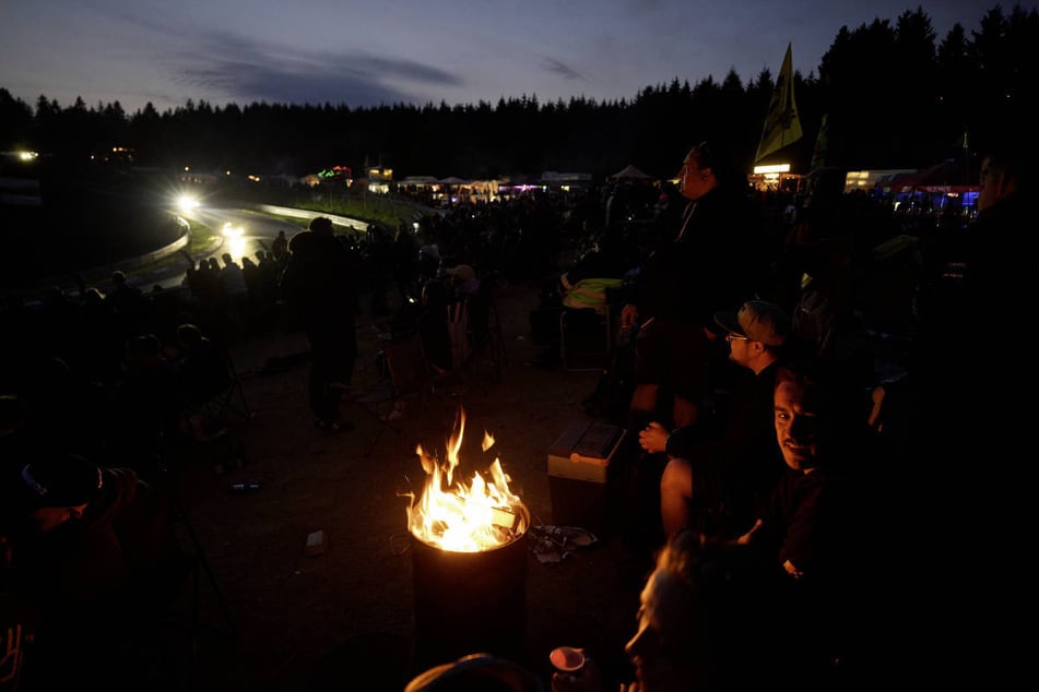 Ein Lagerfeuer in der Nacht: Die unerschütterlichen Fans halten sich warm.