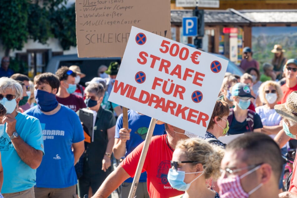 Einheimische und Bewohner der Gemeinde Grainau nehmen an einer Demonstration für eine Verkehrswende im Oberland unter dem Motto "Ausbremst is!" teil.