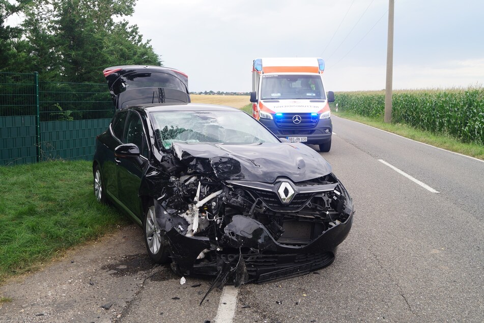 Die zwei Insassen des angefahrenen Renaults wurden schwer verletzt ins Krankenhaus eingeliefert.