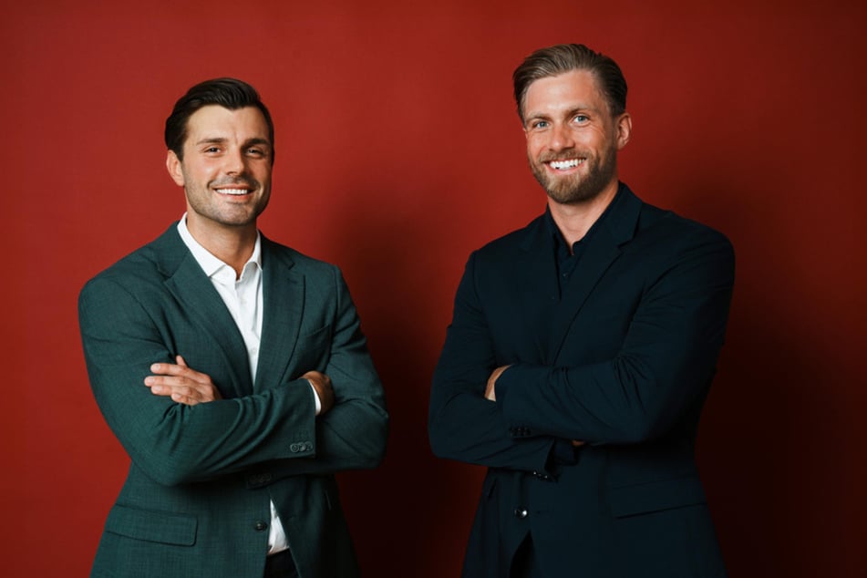 Tim (35, l.) und Sebastian (33) begrüßen zum Bachelors-Auftakt 22 schöne Single-Ladys.
