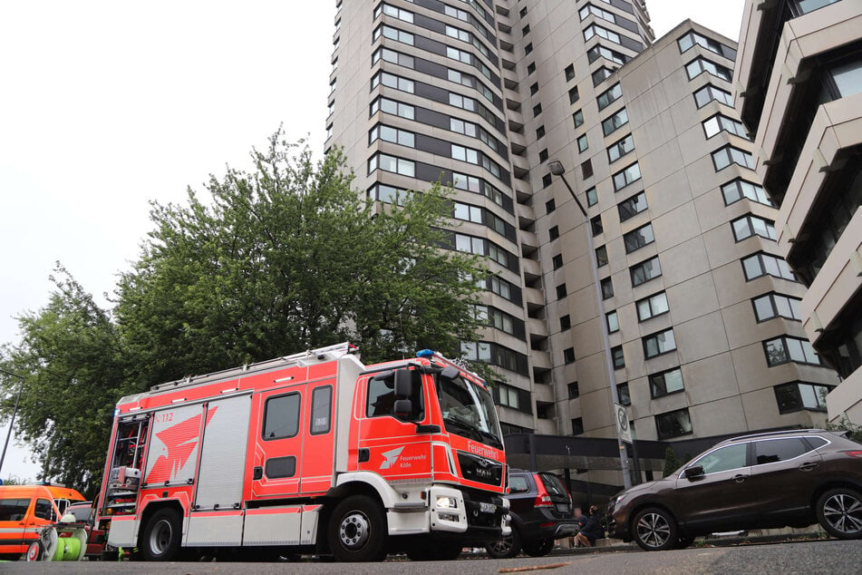 Brand in Kölner Hochhaus: Ein Mensch kommt ums Leben