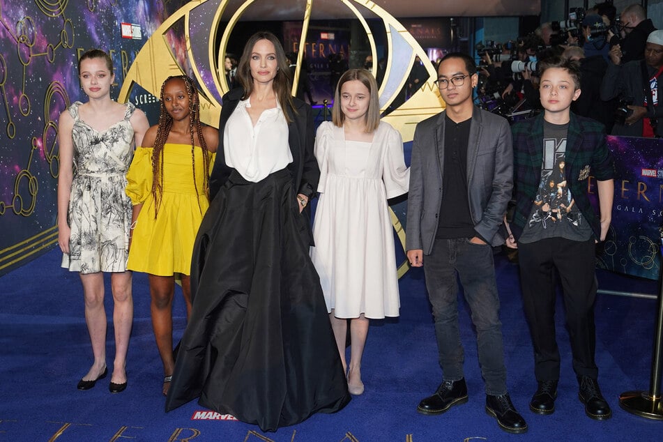 Sie stehen an der Seite ihrer Mutter: Angelina Jolie (3.v.l.) mit ihren Kindern (v.l.n.r.) Shiloh Jolie (20), Zahara Jolie-Pitt (21), Vivienne Jolie-Pitt (18), Maddox Jolie-Pitt (24) und Knox Jolie-Pitt (18).