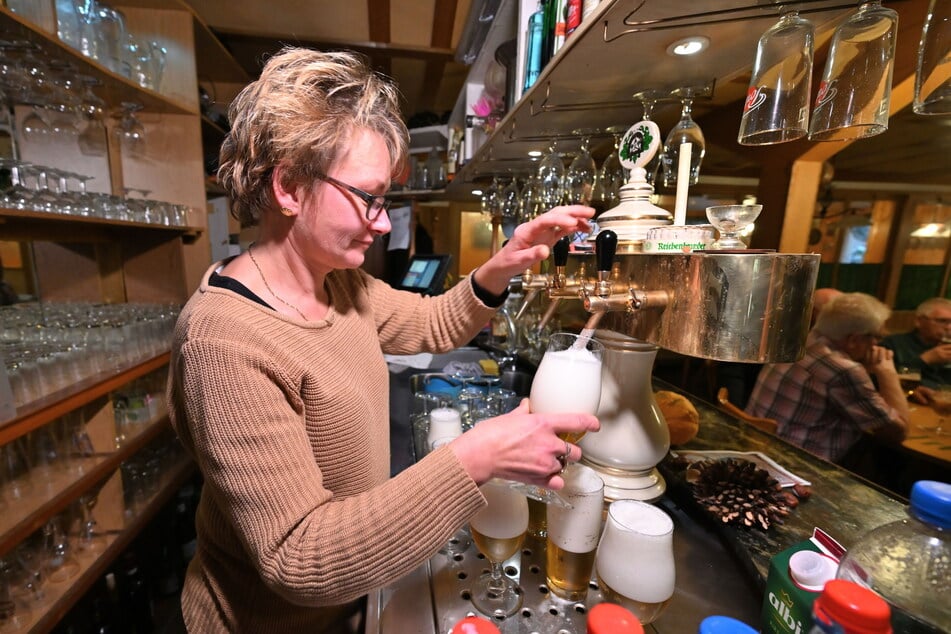 Ende des Jahres ist Schluss: Kathrin Pege zapft die letzten Biere.