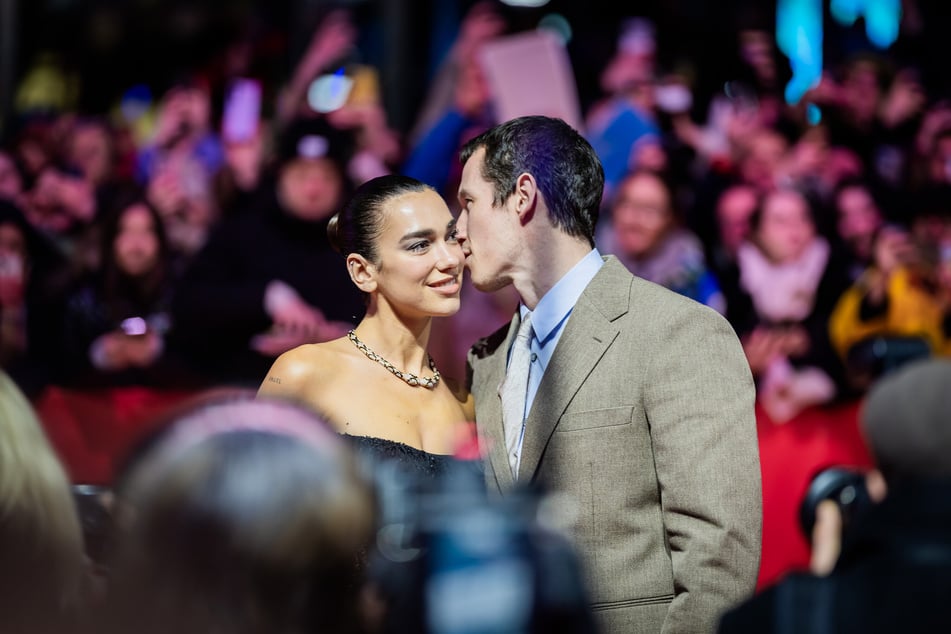 Dua Lipa (30) und Callum Turner (36) haben Ja gesagt.