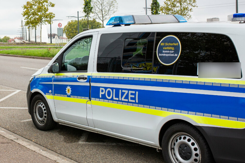 Ein Wagen der Bundespolizei steht auf einer Straße. (Symbolbild)