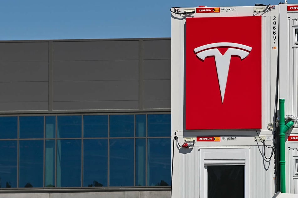 Das Logo von Tesla prangt an einem Container auf der Baustelle der Gigafactory in Grünheide, östlich von Berlin.