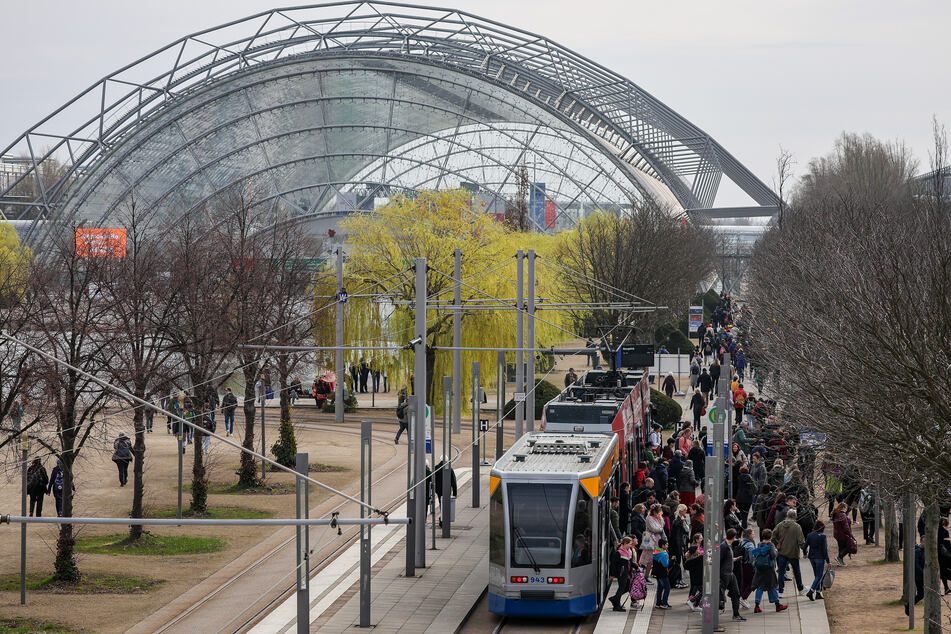 Eine Straßenbahn der LVB vor der Glashalle der Leipziger Messe. Die Leipziger Verkehrsbetriebe werden zwar seit den Morgenstunden bestreikt, doch die Linie 16 fährt im 20-Minuten-Takt.