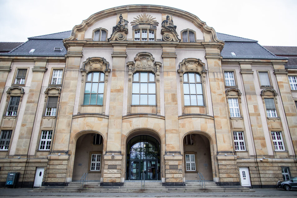 Blick auf das Landgericht Mönchengladbach, vor dem sich ein 24-jähriger Vater wegen schwerer Kindesmisshandlung in vielen Fällen verantworten muss.