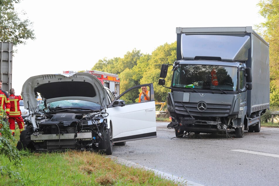 Warum der Lkw von der Fahrbahn abkam, war zunächst unklar.