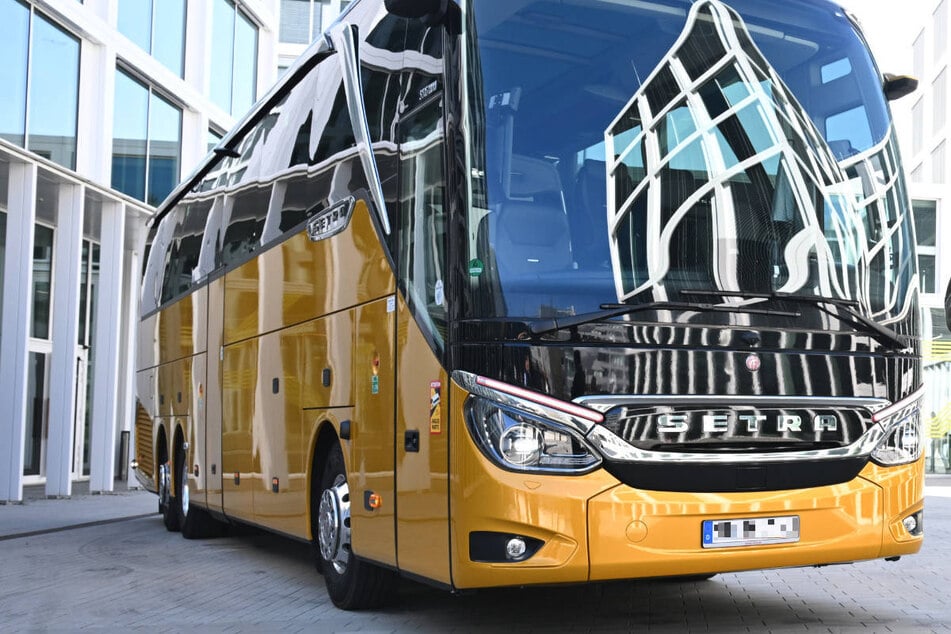 Der schadhafte Reisebus der Marke Setra ist einem Augenzeugen auf der A24 aufgefallen. (Symbolfoto)